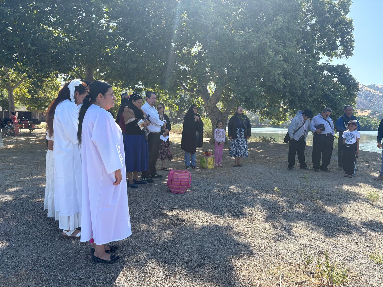 Bautizos y reunión en la iglesia
